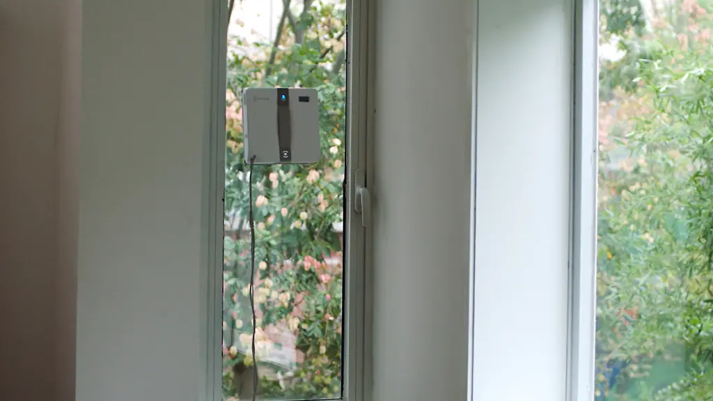 Der-Ecovacs-Fensterputzroboter-Winbot-Mini-ist-kompakt-und-bringt-drei-verschiedene-Reinigungsmodi-mit
