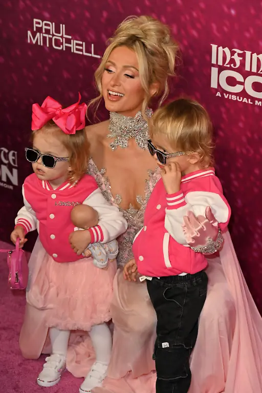 USA-Infinite-Icon-A-Visual-Memoir-Los-Angeles-Premiere-Los-Angeles-LOS-ANGELES-JAN-20-London-Marilyn-Hilton-Reum-Paris-Hilton-Phoenix-Barron-Hilton-Reum-at-Infinite-Icon-A-Visual-Memoir-Los-Angeles-Premiere-at-the-AMC-The-Grove-14-on-January-20-2026-in-Los-Angeles-CA-Los-Angeles-CA-USA-PUBLICATIONxNOTxINxITA-Copyright-xHPAx-xHutchinsxPhotox