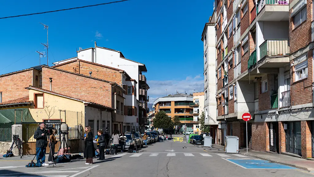 Journalisten-stehen-vor-dem-abgebrannten-Haus-in-Manlleu-Ein-Wohnhausbrand-in-der-spanischen-Region-Katalonien-hat-fuenf-junge-Menschen-das-Leben-gekostet