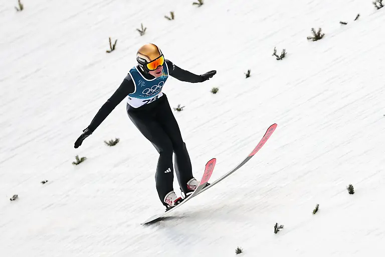 Olympia-Olympische-Winterspiele-Mailand-Cortina-2026-Ski-nordisch-Nordische-Kombination-Einzel-Maenner-Grossschanze-10-km-Vinzenz-Geiger-Deutschland-in-Aktion-waehrend-seines-Probesprungs