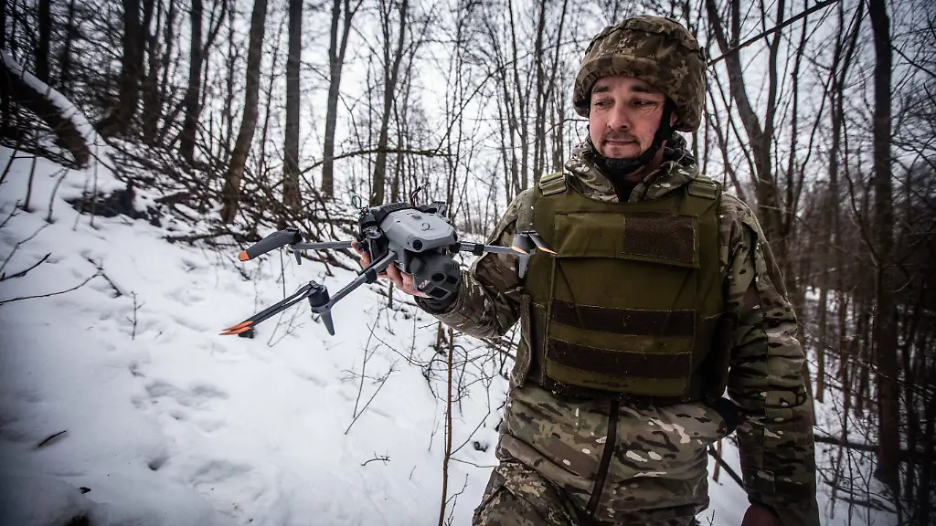 January-28-2026-Sumy-Ukraine-Ukrainian-soldier-with-a-reconnaissance-drone-on-the-Sumy-front-In-the-cold-of-winter-the-Ukrainian-army-fights-by-using-reconnaissance-drones-to-locate-targets-and-artillery-to-attack-them