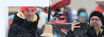 Olympia-Olympische-Winterspiele-Mailand-Cortina-2026-Biathlon-Maenner-Staffel-4-x-7-5-Kilometer-in-der-Anterselva-Biathlon-Arena-der-ehemalige-Fussball-Trainer-Juergen-Klopp-l-steht-an-der-Glocke-neben-dem-frueheren-Biathleten-Ole-Einar-Bjoerndalen-r