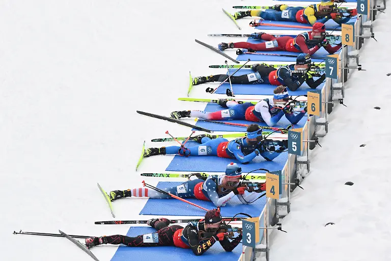 Olympia-Olympische-Winterspiele-Mailand-Cortina-2026-Biathlon-Maenner-Staffel-4-x-7-5-Kilometer-in-der-Anterselva-Biathlon-Arena-Justus-Strelow-Deutschland-unten-am-Schiessstand-neben-Sean-Doherty-USA-Patrick-Braunhofer-Italien-Tomas-Mikyska-Tschechien-Rene-Zahkna-Estland-Sebastian-Stalder-Schweiz-und-Dmytro-Pidrutschnyj-Ukraine