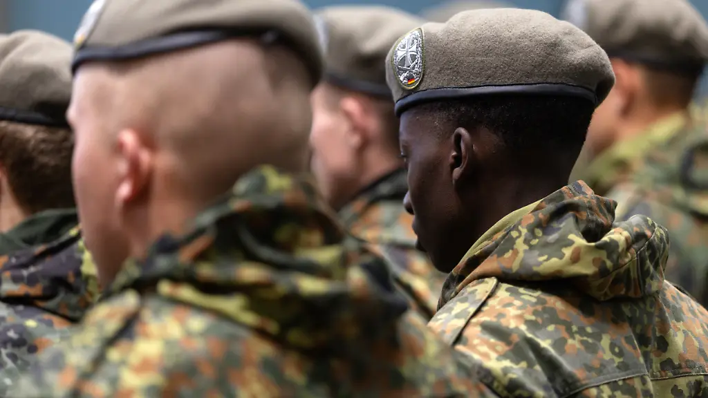 Soldaten-des-Heimatschutzregiments-5-der-Bundeswehr-stehen-bei-einem-oeffentlichen-Regimentsappell-in-der-Sporthalle-Etwa-160-Rekrutinnen-und-Rekruten-legen-hier-das-feierliche-Geloebnis-ab