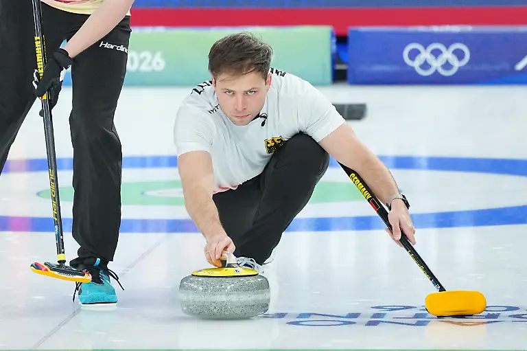 Olympia-Olympische-Winterspiele-Mailand-Cortina-2026-Curling-Maenner-Vorrunde-Tschechien-Deutschland-Spieltag-9-Marc-Muskatewitz-Deutschland-spielt-den-Stein