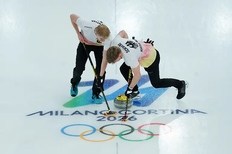 Olympia-Olympische-Winterspiele-Mailand-Cortina-2026-Curling-Maenner-Vorrunde-Tschechien-Deutschland-Spieltag-9-Felix-Messenzehl-l-und-Johannes-Scheuerl-wischen-auf-dem-Eis
