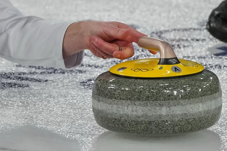 Olympia-Olympische-Winterspiele-Mailand-Cortina-2026-Curling-Maenner-China-Kanada-Spieltag-7-Marc-Kennedy-M-Kanada-spielt-einen-Stein