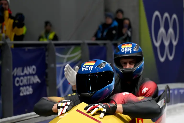 Olympia-Olympische-Winterspiele-Mailand-Cortina-2026-Bob-Zweierbob-Vorkampf-Maenner-Durchgang-3-im-Cortina-Sliding-Centre-Johannes-Lochner-und-Georg-Fleischhauer-Deutschland-im-Ziel