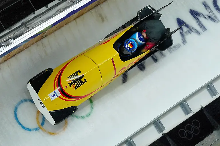 Olympia-Olympische-Winterspiele-Mailand-Cortina-2026-Bob-Zweierbob-Vorkampf-Maenner-Durchgang-3-im-Cortina-Sliding-Centre-Adam-Ammour-und-Alexander-Schaller-Deutschland-in-Aktion