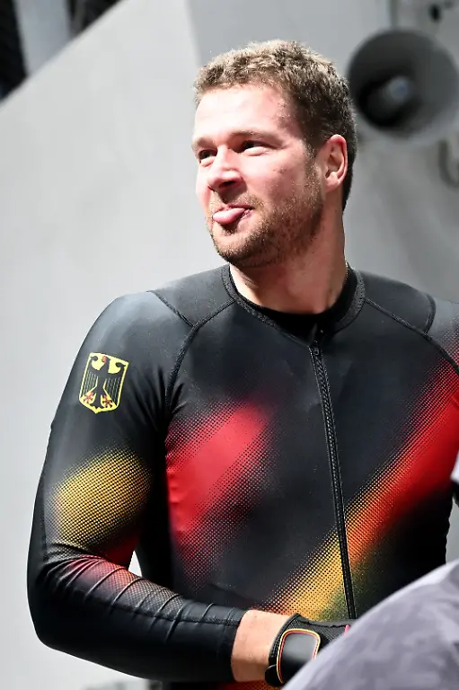 Olympia-Olympische-Winterspiele-Mailand-Cortina-2026-Bob-Zweierbob-Vorkampf-Maenner-Durchgang-3-im-Cortina-Sliding-Centre-Johannes-Lochner-Deutschland-reagiert-im-Ziel