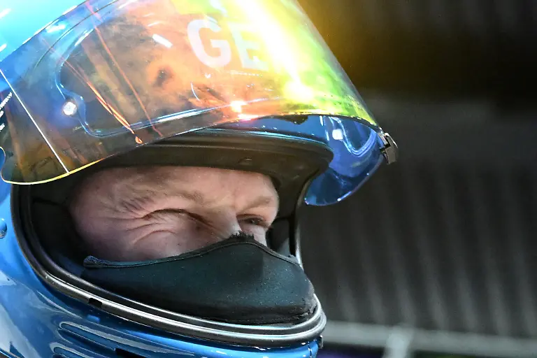 Olympia-Olympische-Winterspiele-Mailand-Cortina-2026-Bob-Zweierbob-Vorkampf-Maenner-Durchgang-3-im-Cortina-Sliding-Centre-Francesco-Friedrich-Deutschland-reagiert-im-Ziel