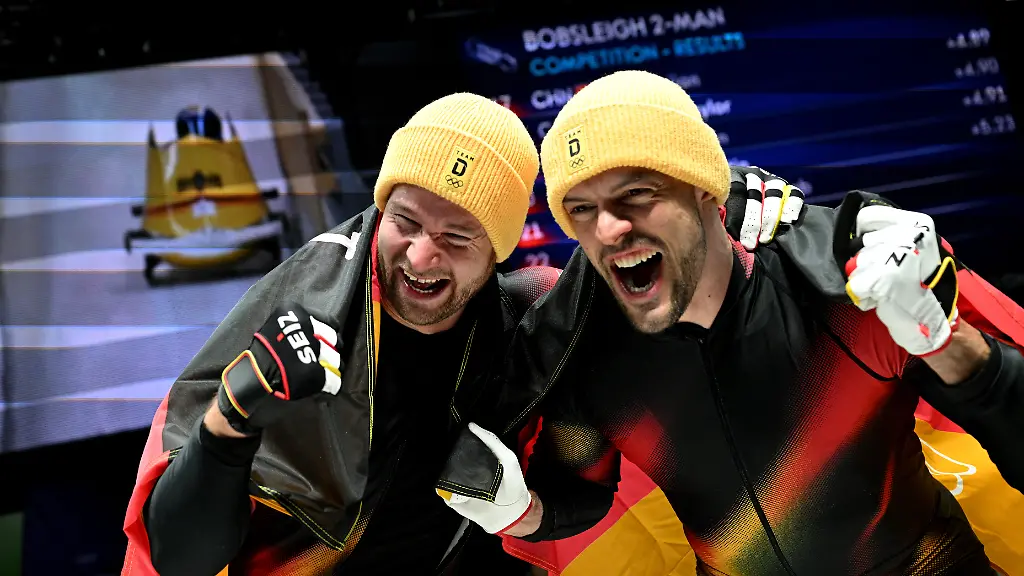 Juegos Olímpicos de Milán-Cortina-2026-Bob-2-man-Heat-4-Cortina-Sliding Centre-Cortina-d-Ampezzo-Italia-17-de-febrero-2026-Johannes-Lochner-de-Alemania-y-Georg-Fleischhauer-de-Alemania-celebran-después-de-ganar-la-medalla-de-oro