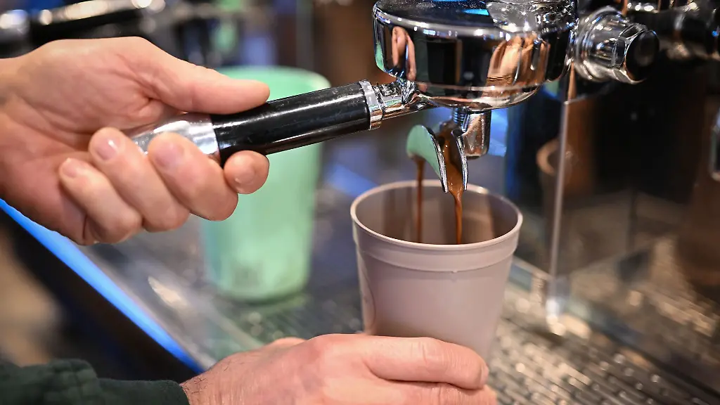 Eine-Moeglichkeit-zum-Plastikfasten-Mehrwegbecher-nutzen-Symbolbild