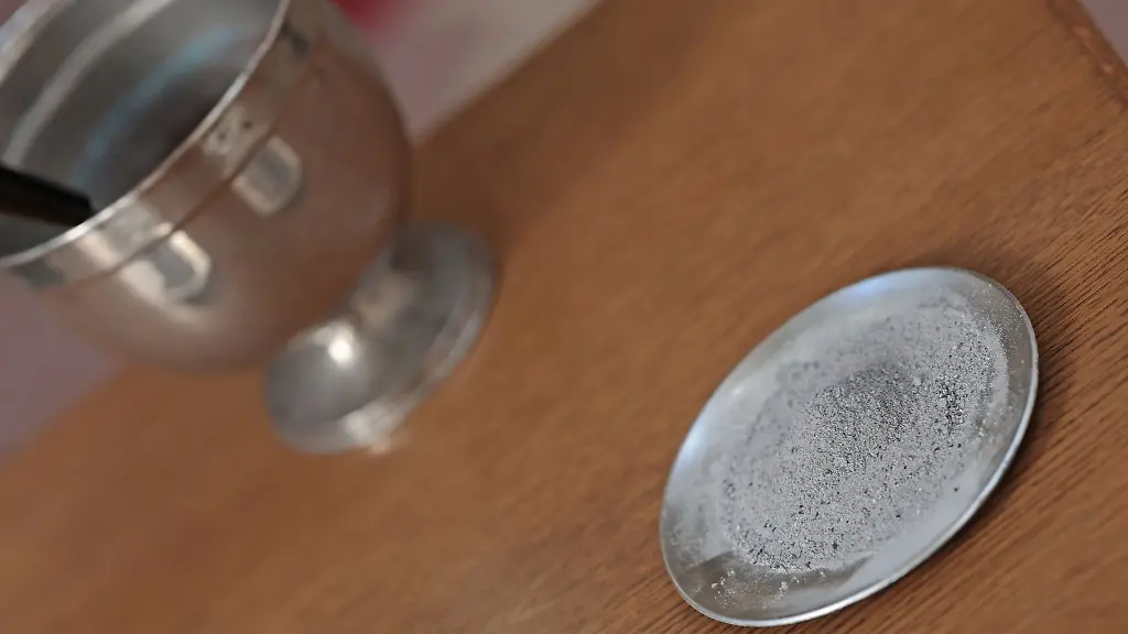 Mit-Asche-wird-ein-Kreuz-auf-die-Stirn-der-Glaeubigen-aufgezeichnet