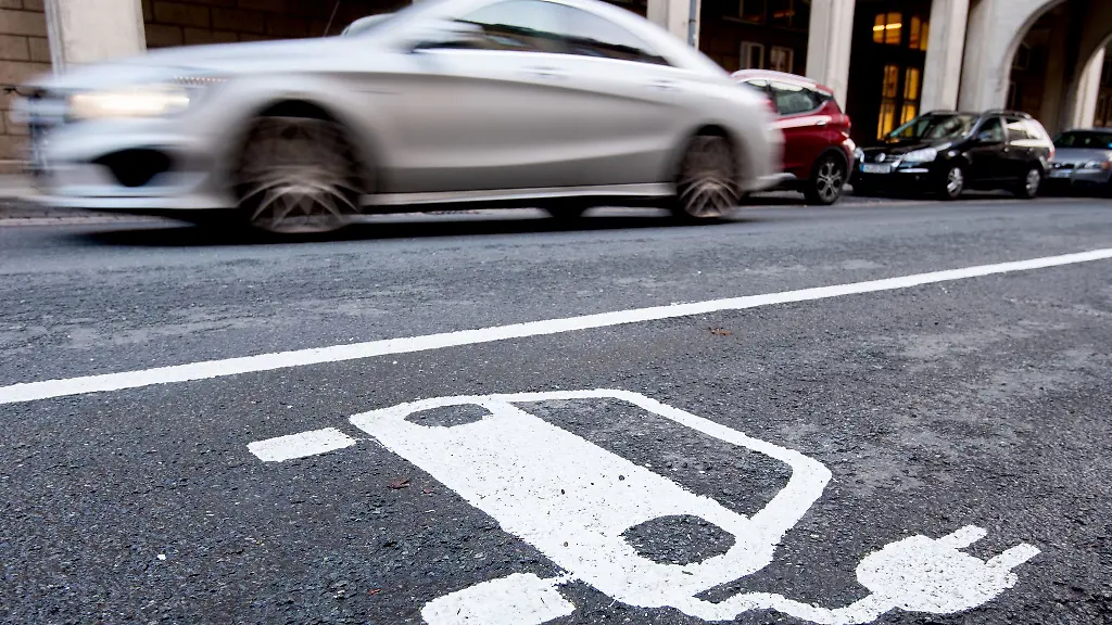 Im-Alltagsbetrieb-auf-der-Strasse-sind-Plug-in-Hybride-laut-Fraunhofer-ISI-deutlich-durstiger-als-auf-dem-Papier