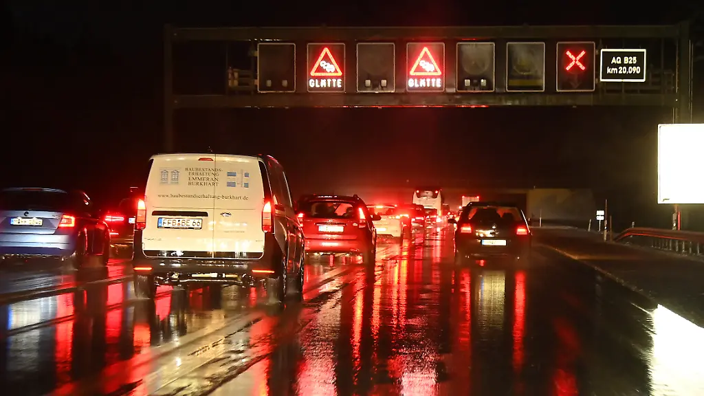 Glaette-auf-der-Autobahn-A8-bei-Holzkirchen-bei-Muenchen-am-17-02