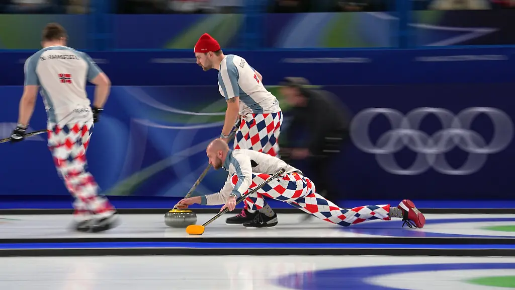 Olympia-Olympische-Winterspiele-Mailand-Cortina-2026-Curling-Maenner-Vorrunde-Schweden-Norwegen-Spieltag-10-Norwegens-Magnus-Ramsfjell-r-l-Martin-Sesaker-und-Bendik-Ramsfjell-in-Aktion