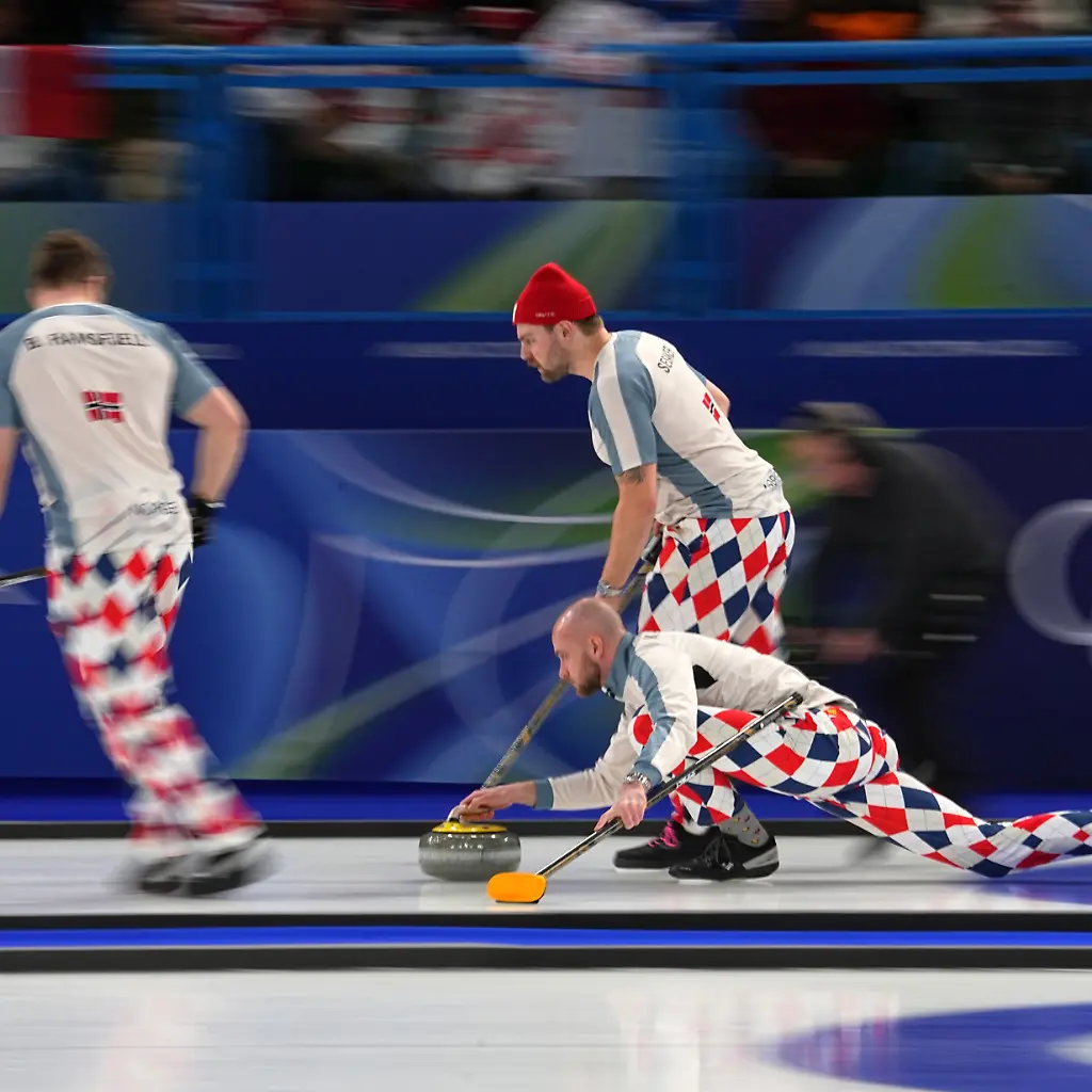 Olympia-Olympische-Winterspiele-Mailand-Cortina-2026-Curling-Maenner-Vorrunde-Schweden-Norwegen-Spieltag-10-Norwegens-Magnus-Ramsfjell-r-l-Martin-Sesaker-und-Bendik-Ramsfjell-in-Aktion