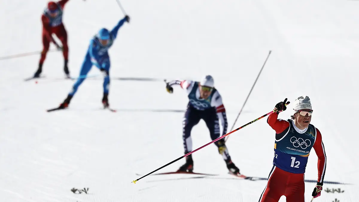 Olympia-Olympische-Winterspiele-Mailand-Cortina-2026-Ski-nordisch-Langlauf-Team-Sprint-Freistil-Maenner-Finale-Johannes-Høsflot-Klaebo-vorne-r-Norwegen-jubelt-auf-der-Zielgeraden-ueber-den-Sieg
