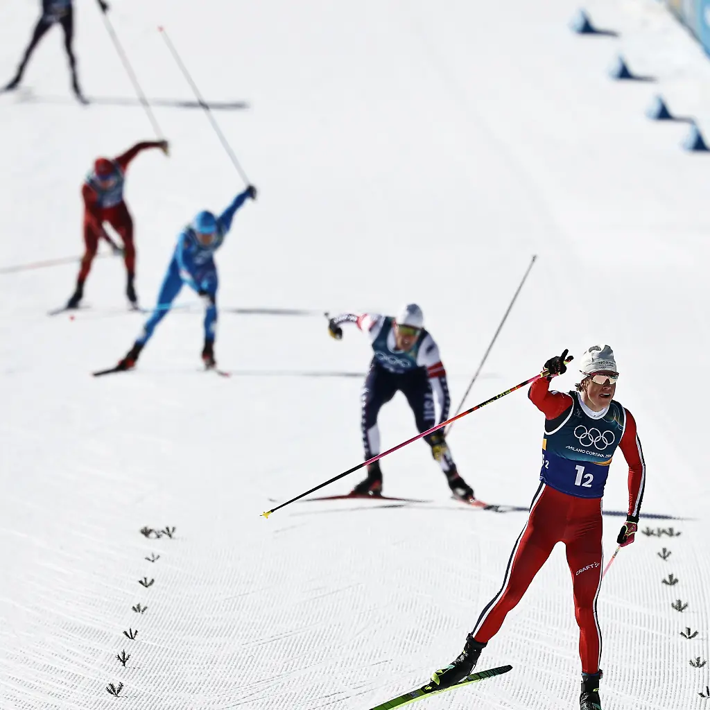Olympia-Olympische-Winterspiele-Mailand-Cortina-2026-Ski-nordisch-Langlauf-Team-Sprint-Freistil-Maenner-Finale-Johannes-Høsflot-Klaebo-vorne-r-Norwegen-jubelt-auf-der-Zielgeraden-ueber-den-Sieg