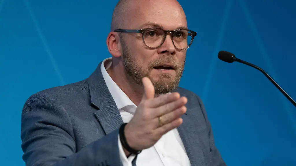 Ein-Social-Media-Verbot-fuer-Buerger-unter-16-Jahren-Bayerns-Digitalminister-Fabian-Mehring-Freie-Waehler-spricht-sich-dagegen-aus