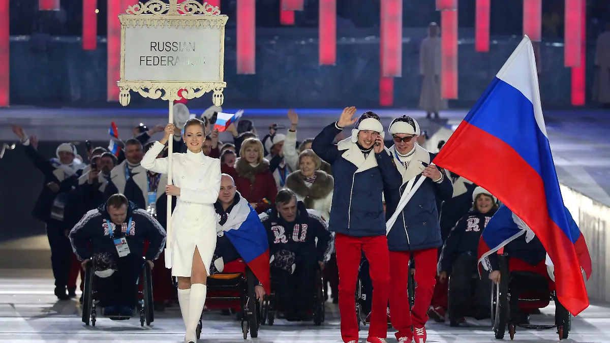 ARCHIV-07-03-2014-Russland-Sotschi-Paralympics-2014-Eroeffnungsfeier-der-XXI-Paralympischen-Spiele-im-Fisht-Stadion-Fahnentraeger-Waleri-Redkozubow-fuehrt-das-russische-Team-an-zu-dpa-Russlands-Team-von-Paralympics-ausgeschlossen-Einzelstarter-moeglich-am-20-01