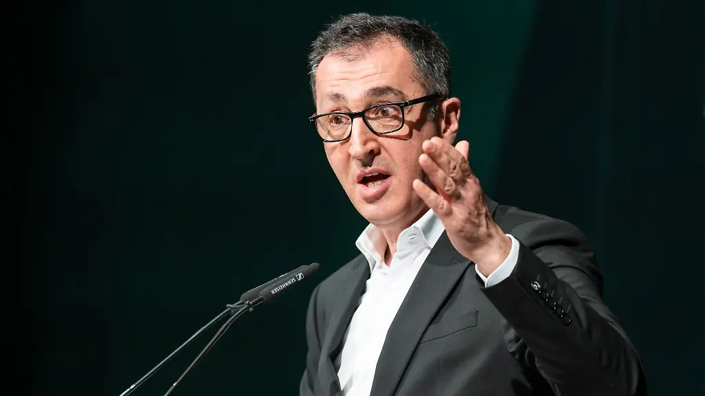 Gruenen-Politiker-Cem-Oezdemir-will-bei-der-Landtagswahl-am-8-Maerz-Nachfolger-von-seinem-Parteifreund-Winfried-Kretschmann-werden