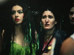 "The Moment" mit Charli xcx: Satire zwischen Stroboskop und Selbstzweifeln