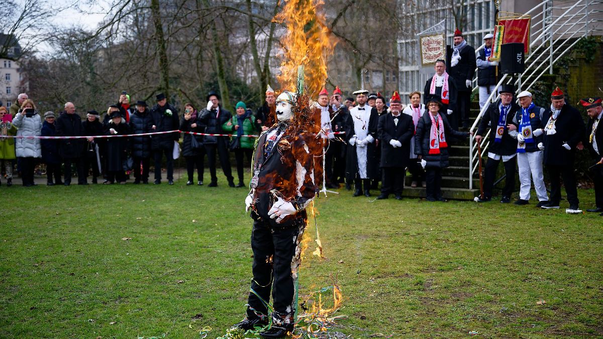 Hoppeditz brennt – Jecke verabschieden sich vom Karneval