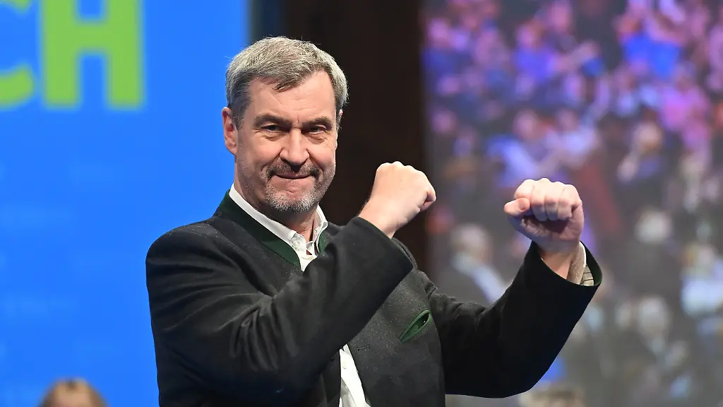 Markus-SOEDER-Ministerpraesident-Bayern-und-CSU-laesst-sich-nach-seiner-Rede-feiern-in-Siegerpose-Jubel-Freude-Begeisterung-Einzelbild-angeschnittenes-Einzelmotiv-Halbfigur-halbe-Figur-Politischer-Aschermittwoch-der-CSU-am-18-02-2026-in-der-Dreilaenderhalle-in-Passau