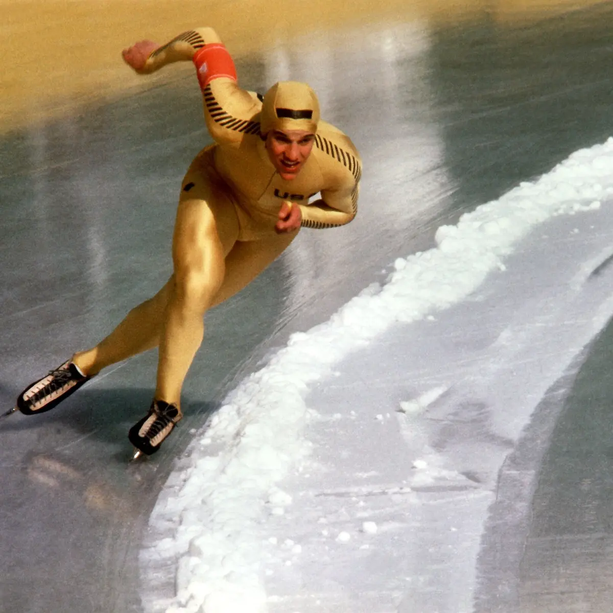 Der-US-amerikanische-Eisschnellaeufer-Eric-Heiden-Gewinner-der-Goldmedaille-ueber-500-Meter-bei-seinem-Siegeslauf-auf-dieser-Strecke-am-15-2-1980-bei-den-Olympischen-Winterspielen-in-Lake-Placid-Mit-fuenf-Goldmedaillen-auf-den-Einzelstrecken-500-m-1000-m-1500-m-5000-m-und-10000-m-wird-er-der-erfolgreichste-Teilnehmer-der-Winterspiele