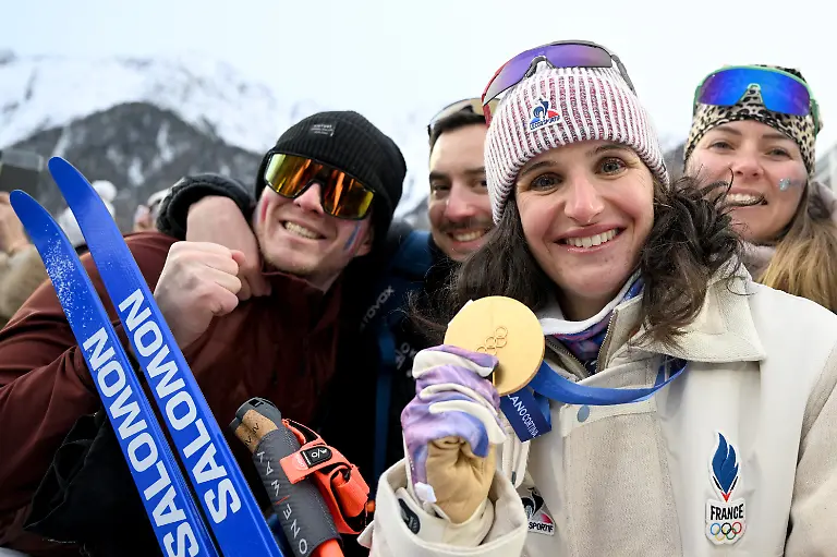 Olympia-Olympische-Winterspiele-Mailand-Cortina-2026-Biathlon-Frauen-Staffel-4-x-6-Kilometer-Anterselva-Biathlon-Arena-Julia-Simon-aus-Frankreich-jubelt-mit-der-Goldmedaille-vor-Fans
