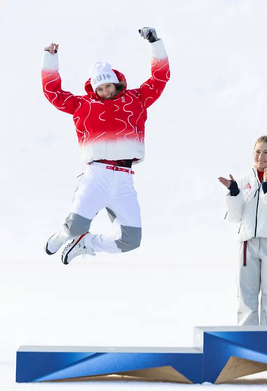 February-18-2026-Cortina-D-ampezzo-Lombardy-Italy-Camile-Rast-of-Switzerland-celebrates-her-silver-medal-with-gold-medal-winner-Mikaela-Shiffrin-of-the-USA-after-the-Women-s-Slalom-at-Tofane-Alpine-Skiing-Centre-for-the-Milano-Cortina-2026-Winter-Olympics