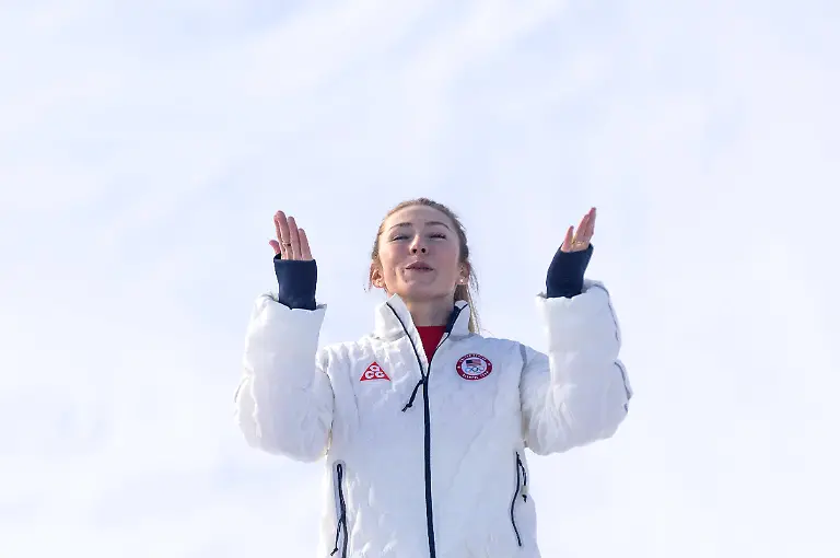 February-18-2026-Cortina-D-ampezzo-Lombardy-Italy-Mikaela-Shiffrin-of-the-USA-blows-kissing-to-the-crowd-after-winning-the-gold-medal-in-the-Women-s-Slalom-at-Tofane-Alpine-Skiing-Centre-for-the-Milano-Cortina-2026-Winter-Olympics