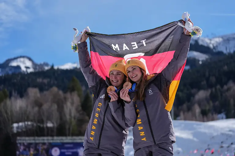 260218-TESERO-Feb-18-2026-Bronze-medalists-Laura-Gimmler-and-Coletta-Rydzek-of-Germany-pose-during-the-awarding-ceremony-for-the-cross-country-skiing-women-s-team-sprint-free-at-the-Milan-Cortina-2026-Olympic-Winter-Games-in-Tesero-Italy-Feb-18-2026