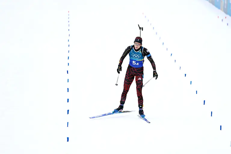 Vanessa-Voigt-SV-Rotterode-beim-Zieleinlauf-bei-der-Biathlon-Staffel-Frauen-Olympische-Winterspiele-2026-in-Mailand-Cortina-Italien