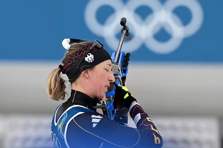 Olympia-Olympische-Winterspiele-Mailand-Cortina-2026-Biathlon-Frauen-Staffel-4-x-6-Kilometer-Anterselva-Biathlon-Arena-Franziska-Preuss-aus-Deutschland-beim-Anschiessen