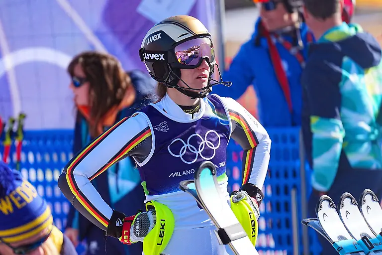 Olympia-Olympische-Winterspiele-Mailand-Cortina-2026-Ski-alpin-Slalom-Frauen-Durchgang-2-Tofane-Alpine-Skiing-Centre-Lena-Duerr-Deutschland-reagiert-nach-ihrem-Ausscheiden-im-Zielbereich