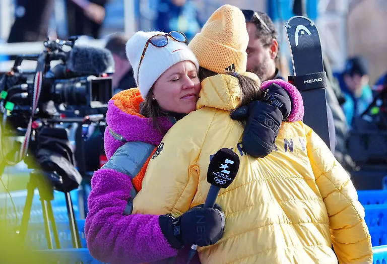 Olympia-Olympische-Winterspiele-Mailand-Cortina-2026-Ski-alpin-Slalom-Frauen-Durchgang-2-Tofane-Alpine-Skiing-Centre-Lena-Duerr-r-Deutschland-wird-nach-ihrem-Ausscheiden-von-Viktoria-Rebensburg-umarmt