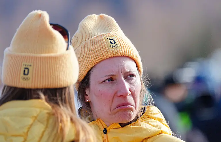 Olympia-Olympische-Winterspiele-Mailand-Cortina-2026-Ski-alpin-Slalom-Frauen-Durchgang-2-Tofane-Alpine-Skiing-Centre-Lena-Duerr-r-Deutschland-reagiert-nach-ihrem-Ausscheiden-neben-Emma-Aicher-Deutschland