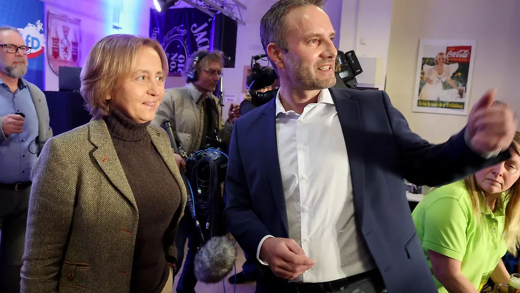 Beatrix-von-Storch-stellvertretende-AfD-Fraktionsvorsitzende-im-Bundestag-und-Enrico-Schult-Co-Vorsitzende-der-AfD-Mecklenburg-Vorpommerns-kamen-zum-politischen-Aschermittwoch-nach-Demmin