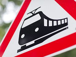 Nordrhein-Westfalen: Unfall an Bahnübergang – Zug erfasst Auto