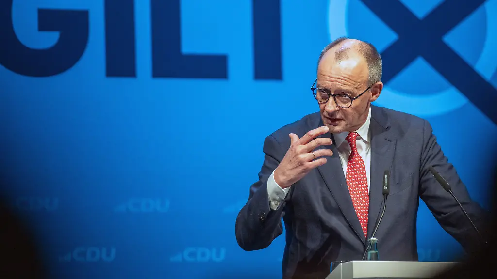 dpatopbilder-18-02-2026-Rheinland-Pfalz-Trier-Bundeskanzler-Friedrich-Merz-spricht-auf-dem-Politischen-Aschermittwoch-der-CDU-Rheinland-Pfalz-Zur-Veranstaltung-haben-der-CDU-Bezirksverband-Trier-zusammen-mit-den-Kreisverbaenden-Trier-Stadt-und-Trier-Saarburg-eingeladen