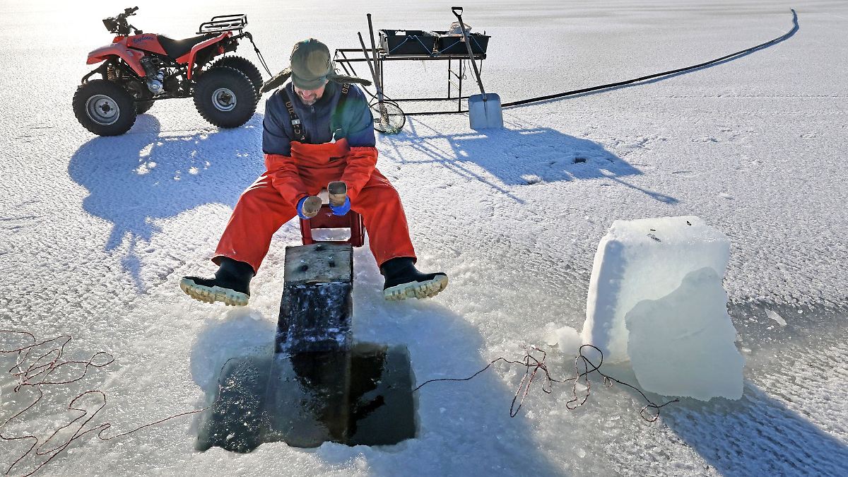 Klappern auf dem Eis – Traditioneller Fischfang in Wieck