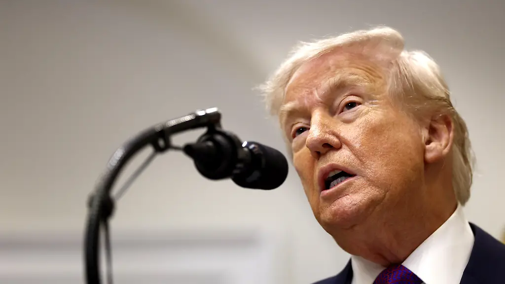 US-President-Donald-Trump-speaks-alongside-Lee-Zeldin-not-pictured-Administrator-of-the-Environmental-Protection-Agency-EPA-in-the-Roosevelt-Room-of-the-White-House-in-Washington-DC-USA-12-February-2026-The-president-announced-that-his-administration-is-revoking-the-EPAOs-ability-to-attempt-to-regulate-climate-change