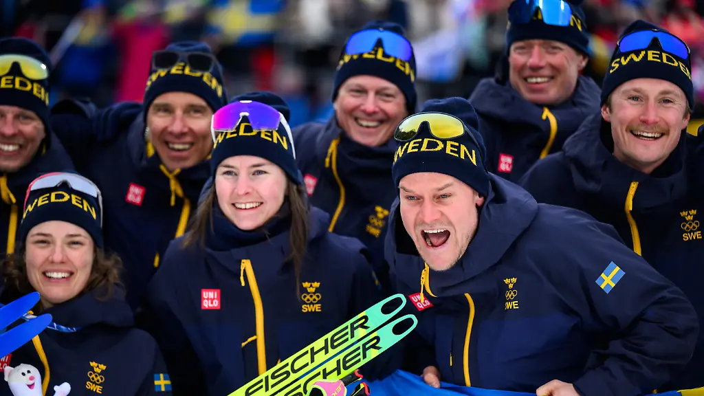 260218-Hanna-Oeberg-Ella-Halvarsson-and-Head-coach-Johannes-Lukas-of-Sweden-celebrate-after-the-women-s-biathlon-4-x-6-km-relay-during-day-12-of-the-2026-Winter-Olympics-on-February-18-2026-in-Anterselva