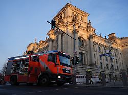 Gefahrenstoff ausgetreten: Gasmelder löst im Reichstagsgebäude Feuerwehreinsatz aus