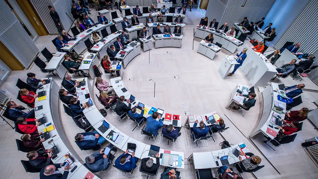 Manuela-Schwesig-SPD-die-Ministerpraesidentin-von-Mecklenburg-Vorpommern-spricht-in-der-Aktuellen-Stunde-im-Landtag-von-Mecklenburg-Vorpommern-Zu-Beginn-seiner-letzten-Sitzungswoche-in-diesem-Jahr-beraet-der-Landtag-in-Schwerin-abschliessend-ueber-den-Doppelhaushalt-Mecklenburg-Vorpommerns-fuer-die-Jahre-2026-und-2027