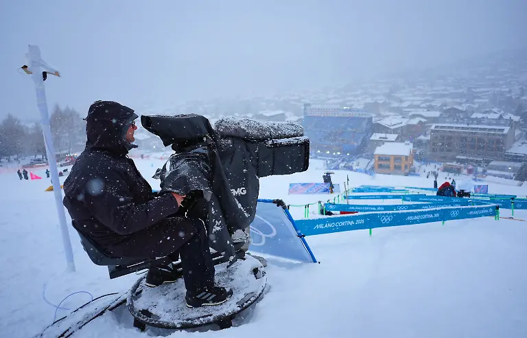 Olympia-Olympische-Winterspiele-Mailand-Cortina-2026-Skibergsteigen-Sprint-Qualifikation-ein-Kameramann-sitzt-an-einer-Fernsehkamera-an-der-Wettkampfstrecke