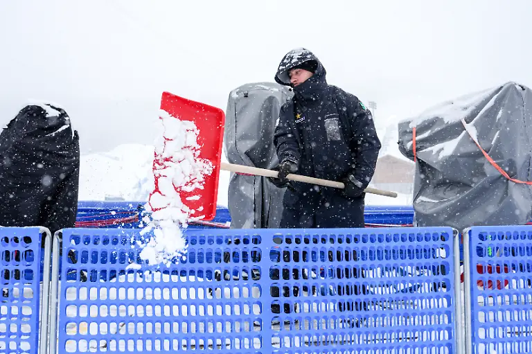 Olympia-Olympische-Winterspiele-Mailand-Cortina-2026-Ein-italienischer-Soldat-schaufelt-Schnee-im-Livigno-Snow-Park-nachdem-die-Qualifikation-fuer-die-Halfpipe-im-Freestyle-Skifahren-der-Maenner-verschoben-wurde